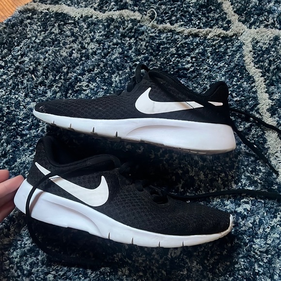 Nike Shoes - Nike Roshe sneakers black size 4